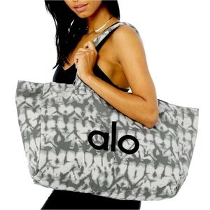 ALO Yoga Gray Tote Bag with Modern Elegance